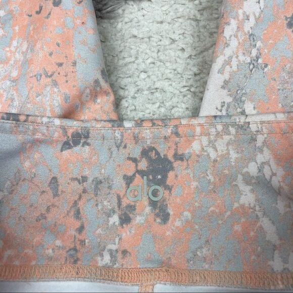 Womens Alo Cropped Leggings  - Picture 3 of 4